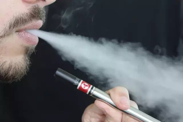 电子烟通过加热雾化产生气溶胶供烟民吸入
